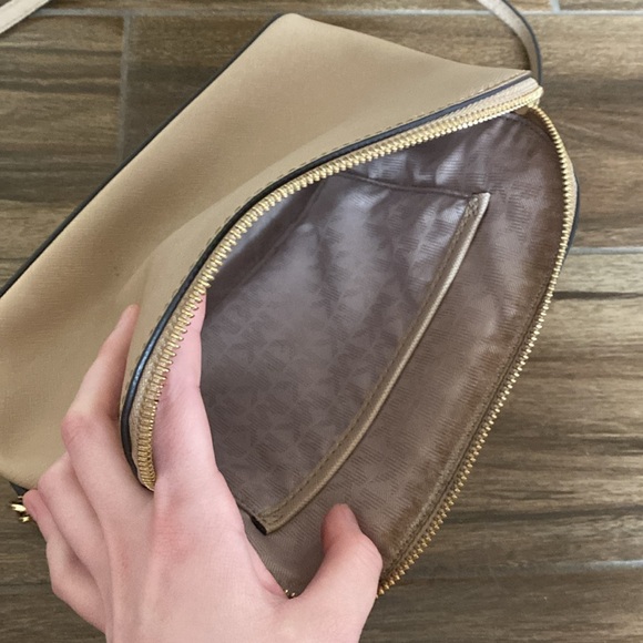 🦋Michael Kors Cream Crossbody Bag! - Picture 6 of 10